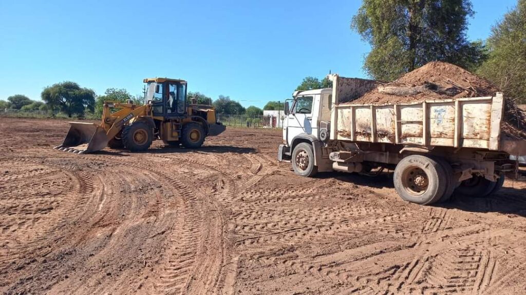 Trabajan en el mejoramiento de calles en El Caburé
