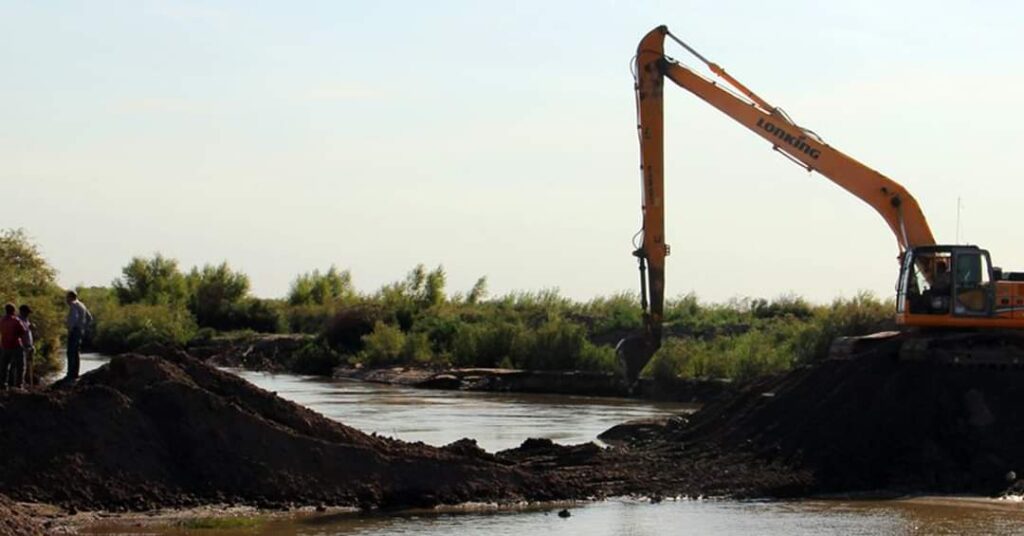 Pinto: Realizan mantenimiento de un tramo del canal Mikilo
