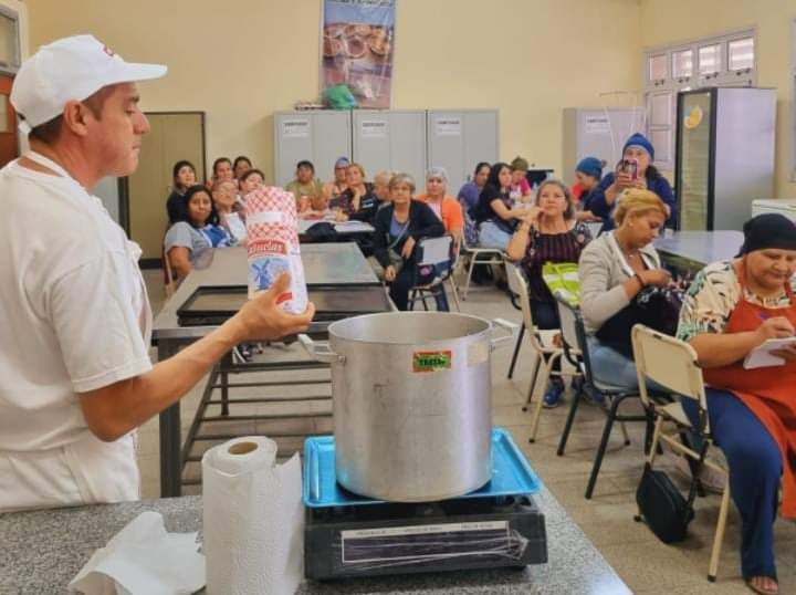 Más de 50 emprendores de Frías participaron de un taller de panificados navideños