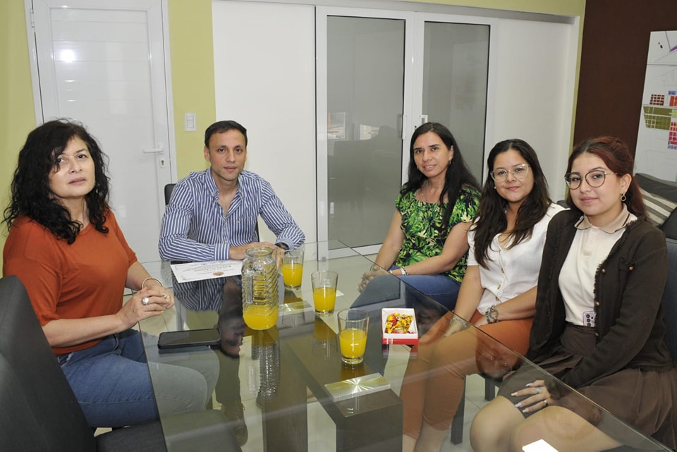 Fernández reconoció a Lux Tisiana Galván por participación en las Olimpiadas Nacionales de Filosofía 