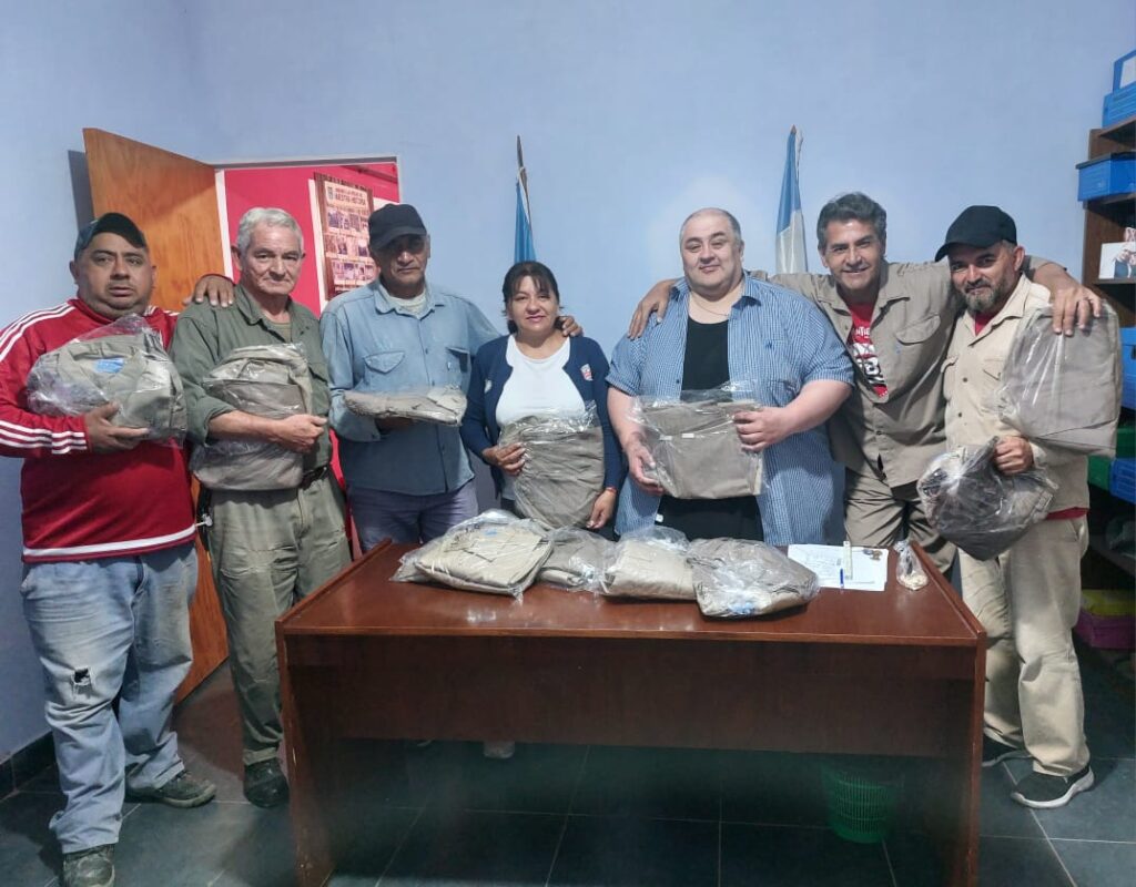 Entregan indumentaria de trabajo a todo el personal de la Comisión Municipal de Los Quiroga