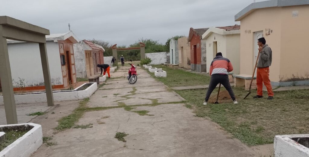 Acondicionan el cementerio de Los Quiroga para las tradicionales “alumbradas” del Día de los Fieles Difuntos