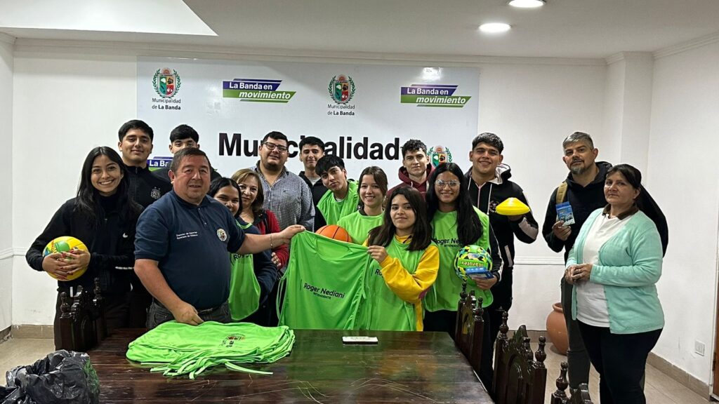 Las escuelas secundarias ganadoras de las ODRE recibieron elementos deportivos por parte del municipio