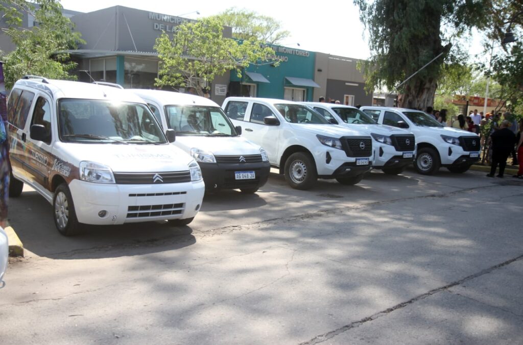 Entrega de vehículos a diferentes áreas de la municipalidad de La Banda