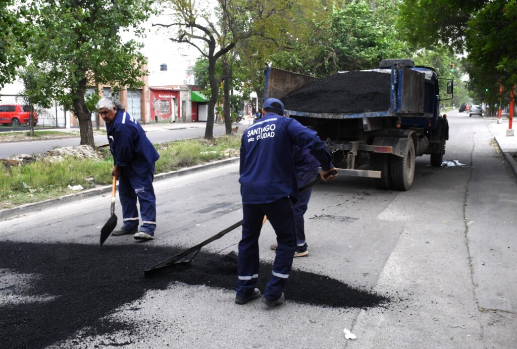 Cntinúa el mantenimiento de calzadas en barrios de la Capital