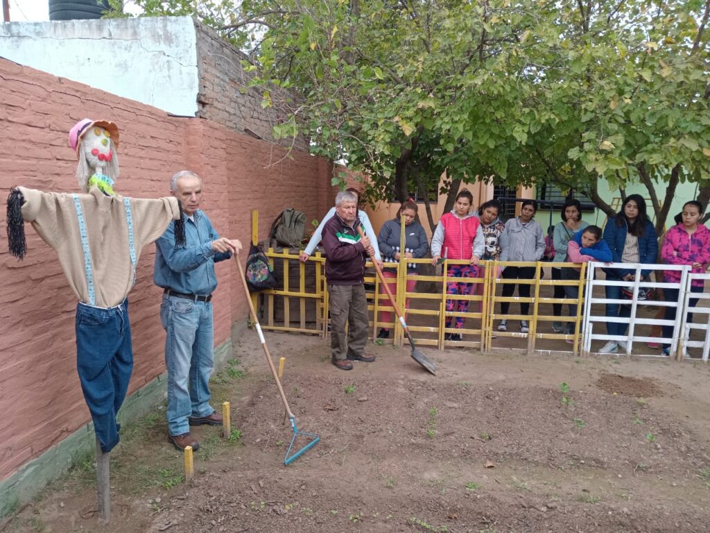 Promueven las huertas urbanas agroecológicas en barrios de la Capital