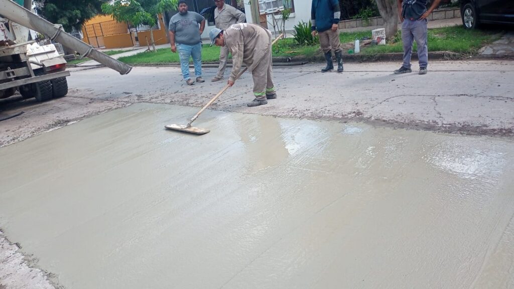 Pavimentan, reparan y bachean arterias de barrios bandeños