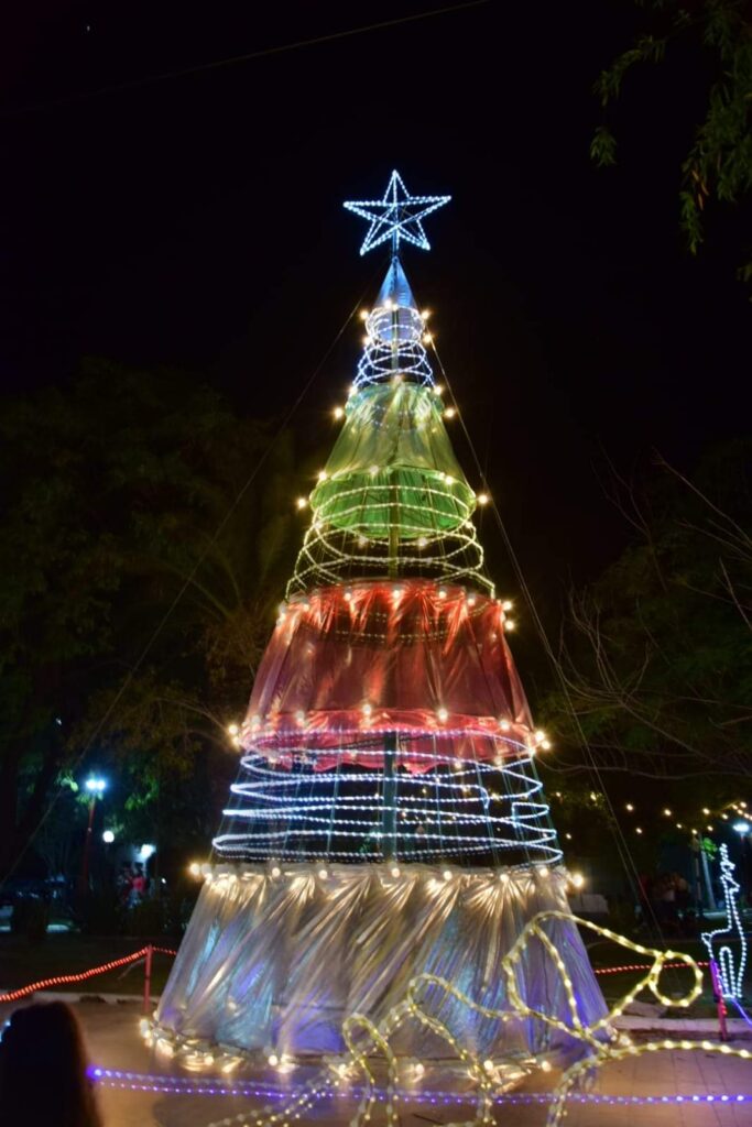 Encendieron las luces del árbol navideño de la ciudad de Añatuya