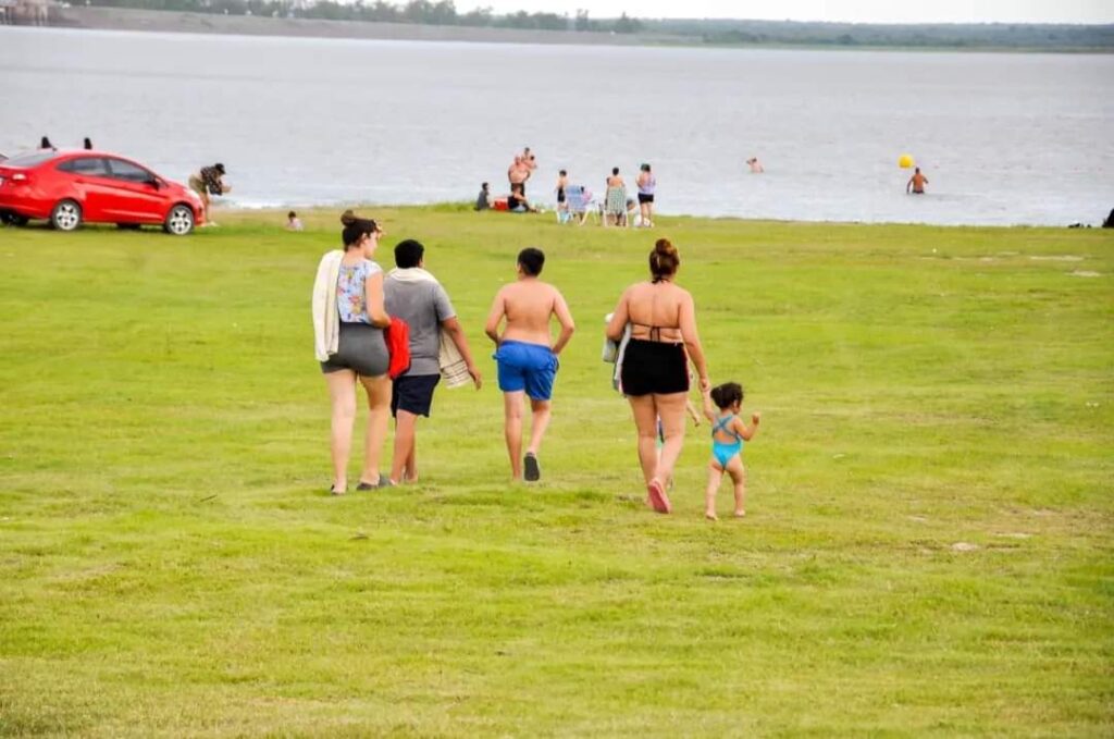 La ecoplaya del lago es el nuevo espacio de encuentro en Las Termas
