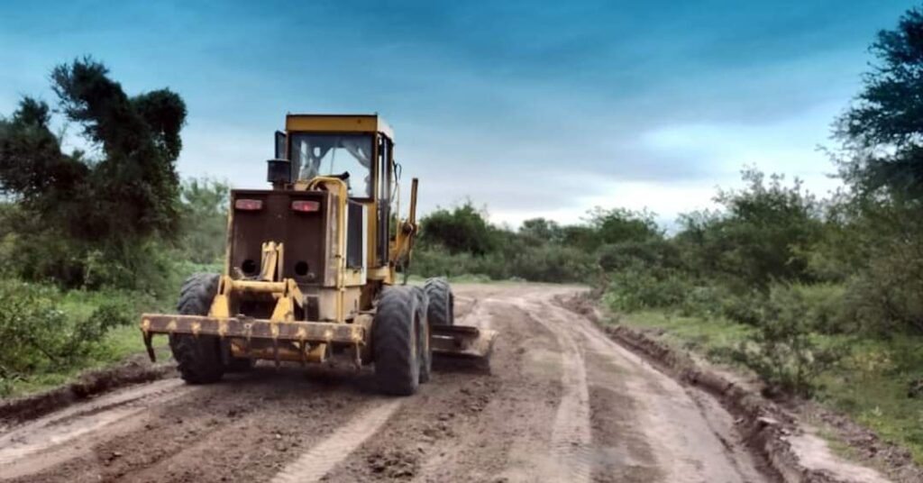 Mejoran caminos de parajes rurales cercanos a Pinto