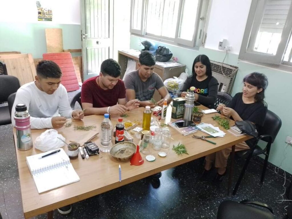 El INTA desarrolló un taller sobre tinturas madre en Las Termas