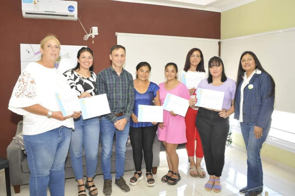 Fernández: Entregan aportes económicos para microemprendimientos