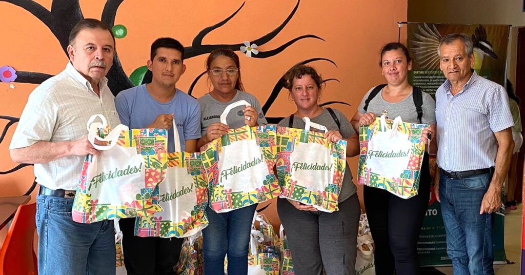 Empleados municipales de Pinto cobraron el aguinaldo y recibieron presentes de fin de año