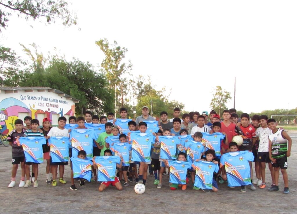 Entrega de indumentaria a las escuelas de fútbol municipal de Colonia El Simbolar