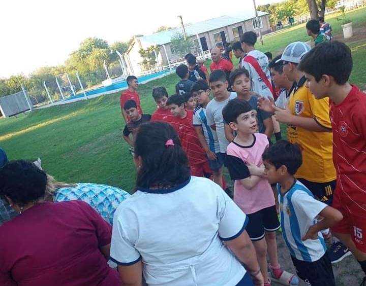 Controles de salud a niños de la escuela de fútbol infantil Nueva Generación