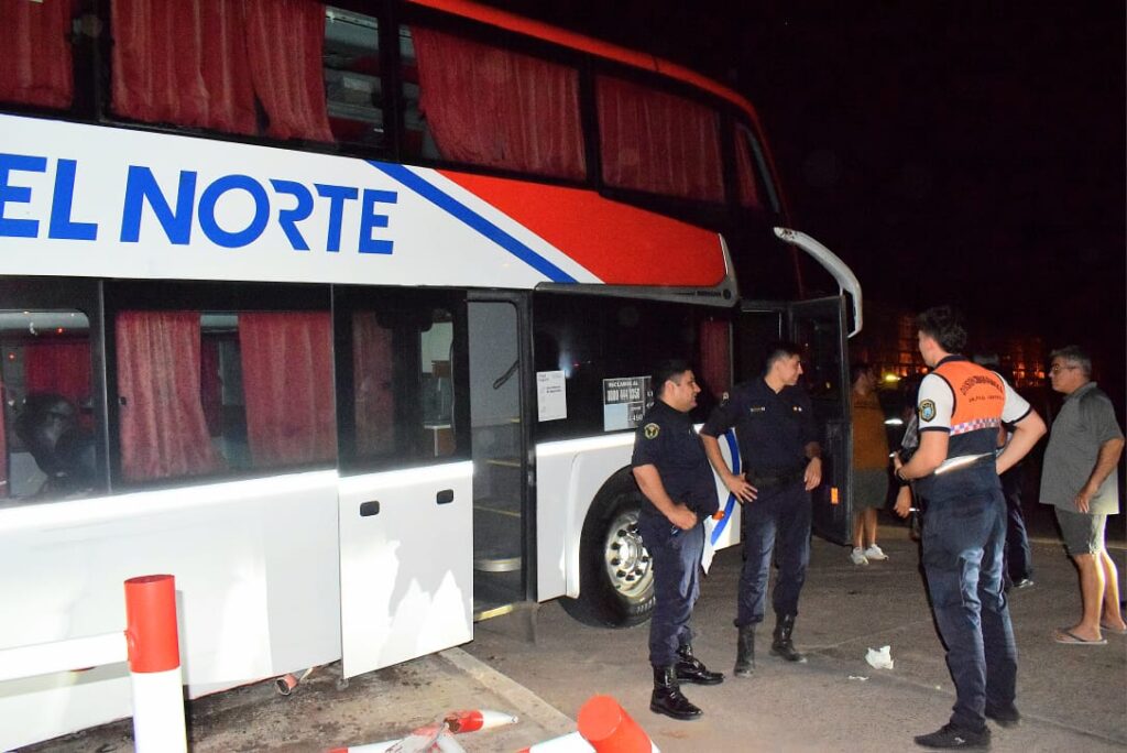 Alerta Banda asistió a los damnificados en el accidente entre colectivo y tren de carga