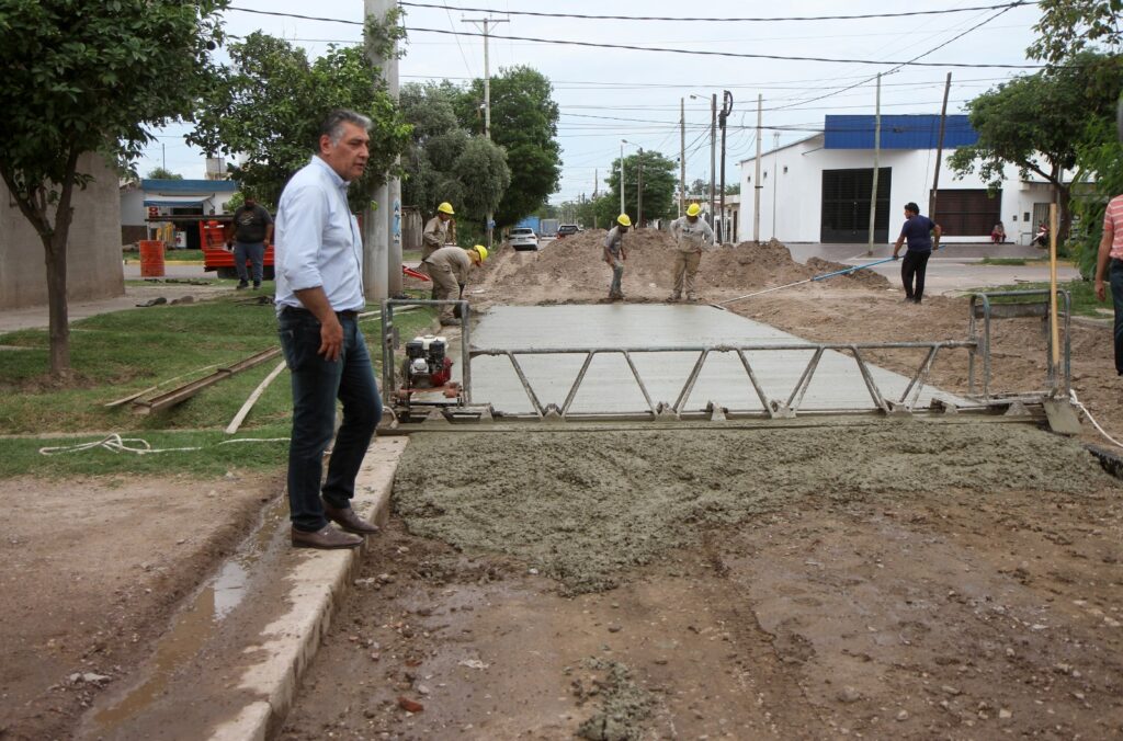Avanza la pavimentación de 600 metros lineales de calle Ramón Chávez