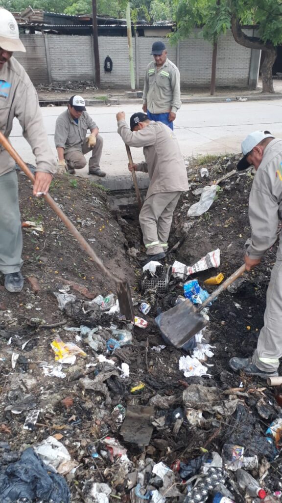 La comuna concretó la limpieza del desagüe pluvial del acceso al B° Avenida