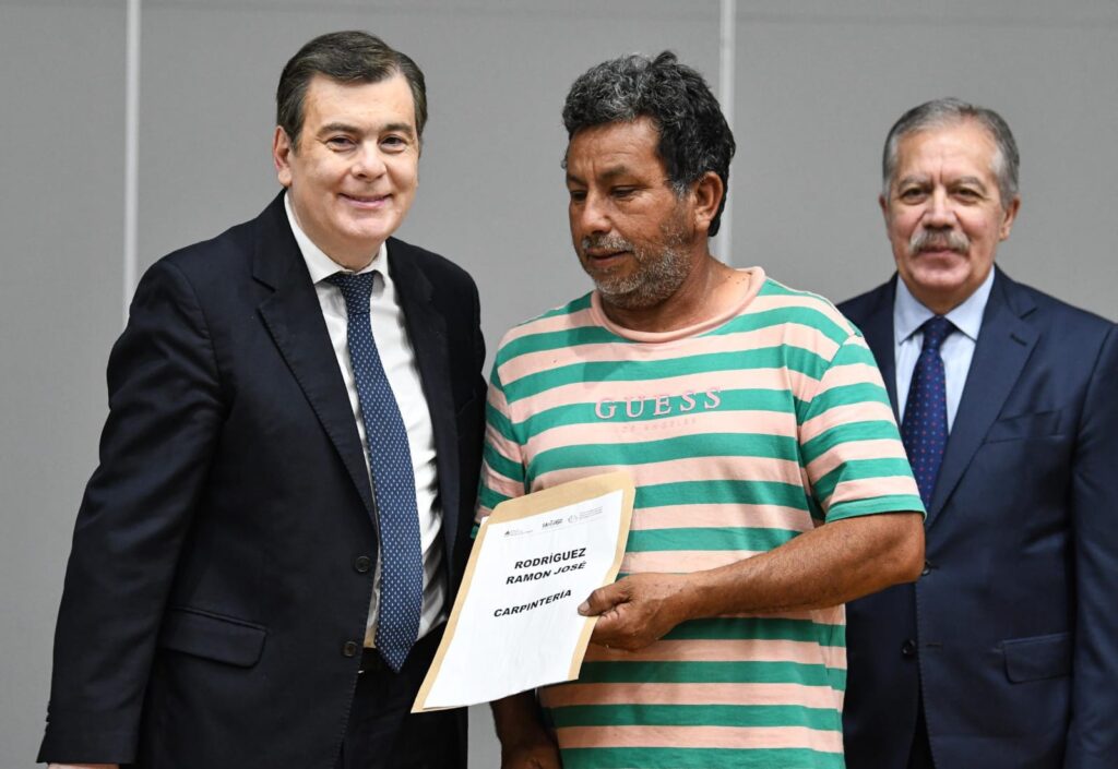 El gobernador Zamora participó de la entrega de herramientas para 82 emprendimientos
