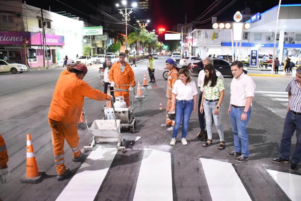 Realizan trabajos en calles del micro centro de la Capital para el ordenamiento del tránsito y seguridad de los peatones