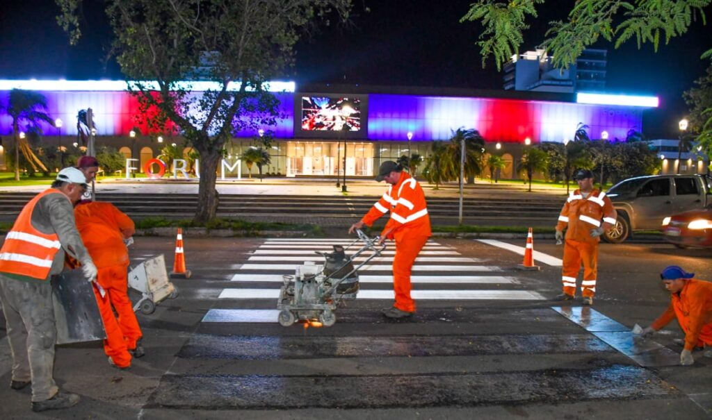 Renuevan la demarcación de sendas peatonales y de carriles en calles de la Capital