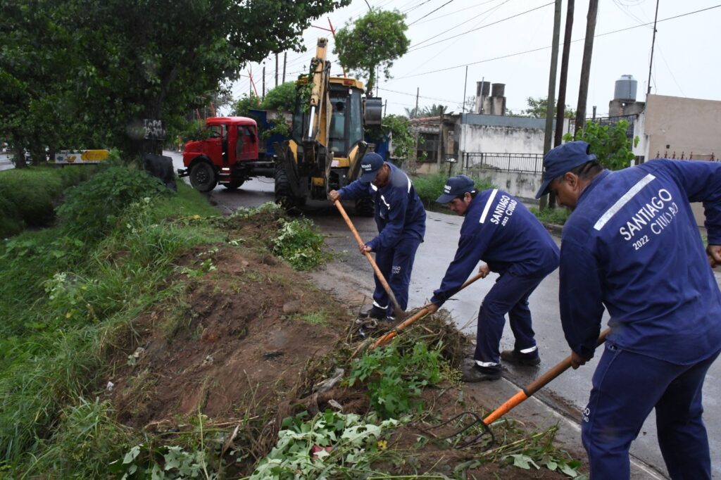Realizan el mantenimiento del desagüe pluvial de avenida Aguirre