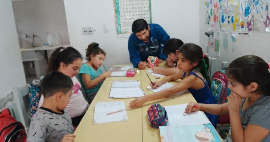 Las Termas: Brindan clases de apoyo escolar a niños