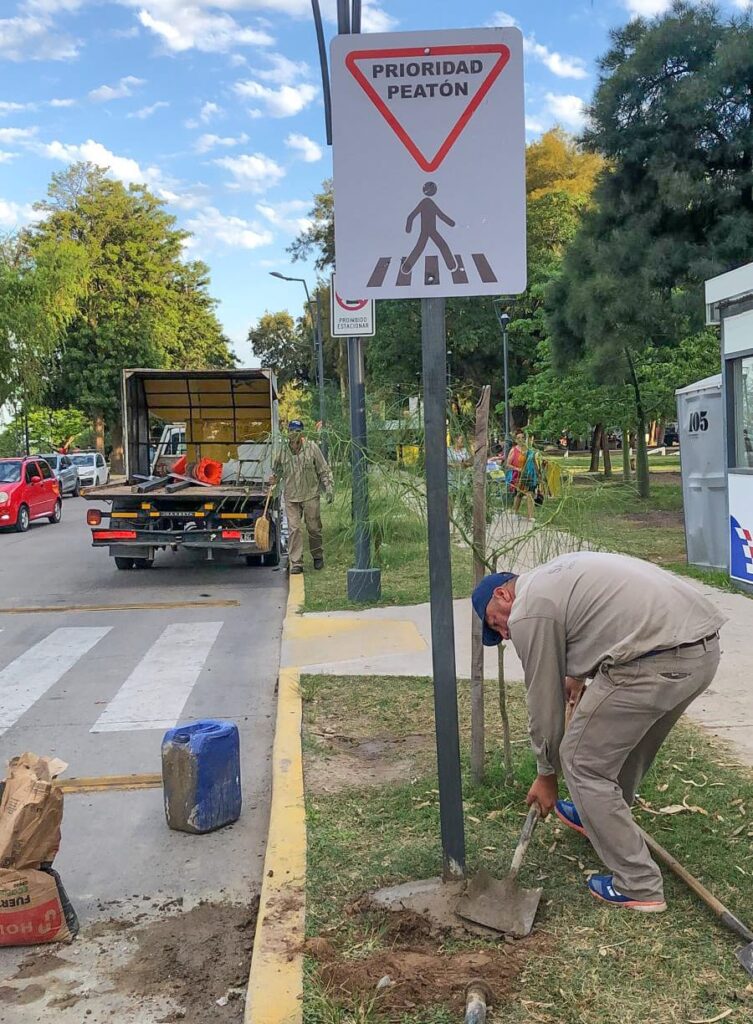 Colocan cartelería vertical en el Parque Aguirre