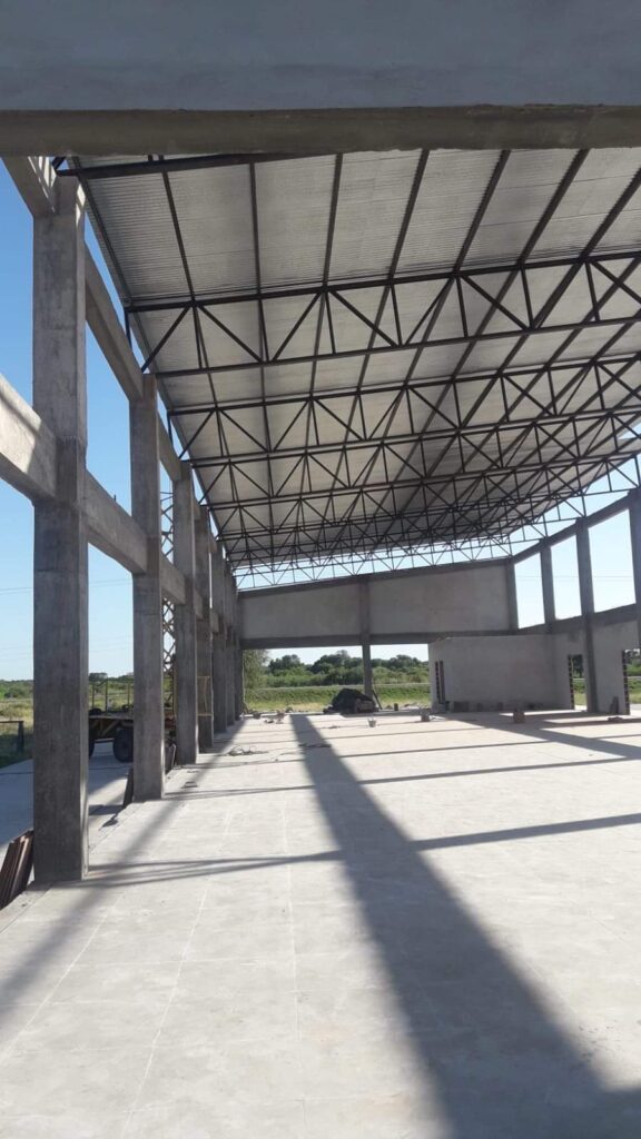 Beltrán: Colocaron el techo y comenzó a construirse el playón de la Terminal de Ómnibus