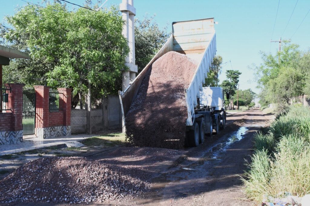 Ejecutan obras para mejorar la transitabilidad en calles del barrio Ejército Argentino