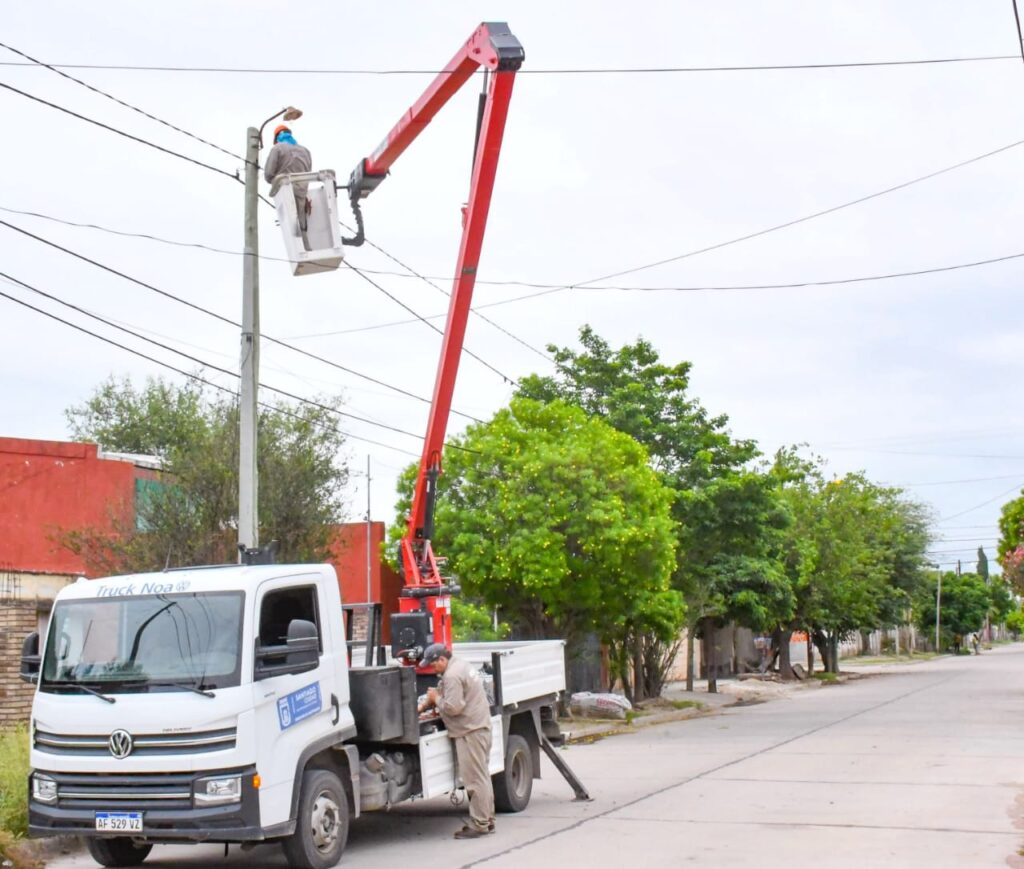 Realizan mantenimiento y reconversión lumínica en el barrio Borges