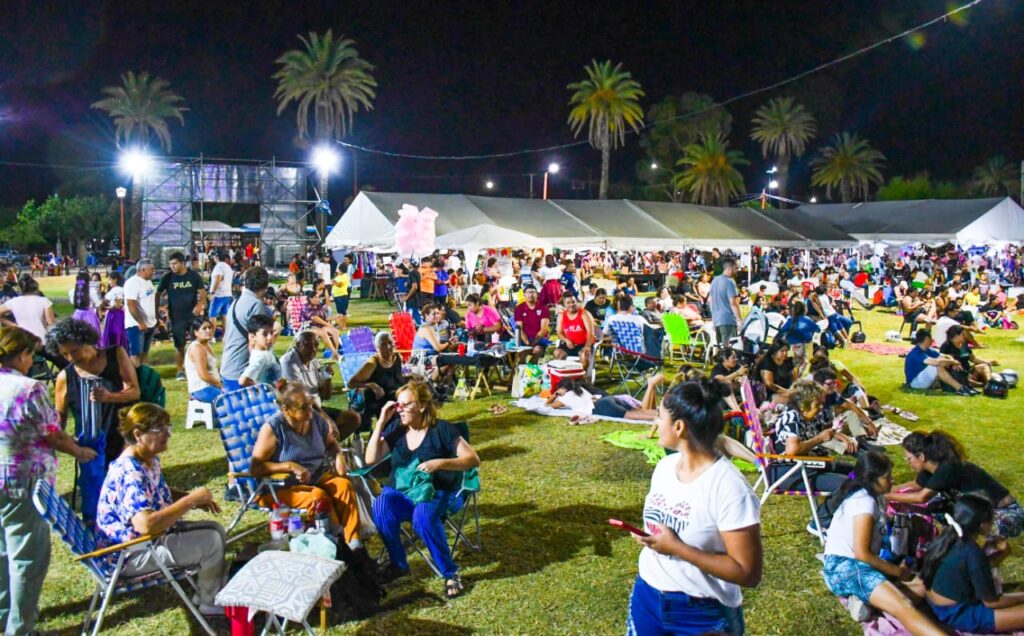 “Santiago es tu Río” se consolida como el espacio elegido por vecinos y turistas en verano “Santiago es tu Río” se consolida como el espacio elegido por vecinos y turistas en verano