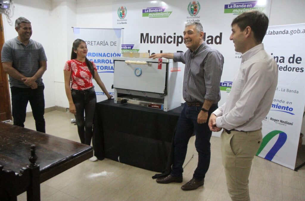 Entrega de herramientas de trabajo para emprendedores locales
