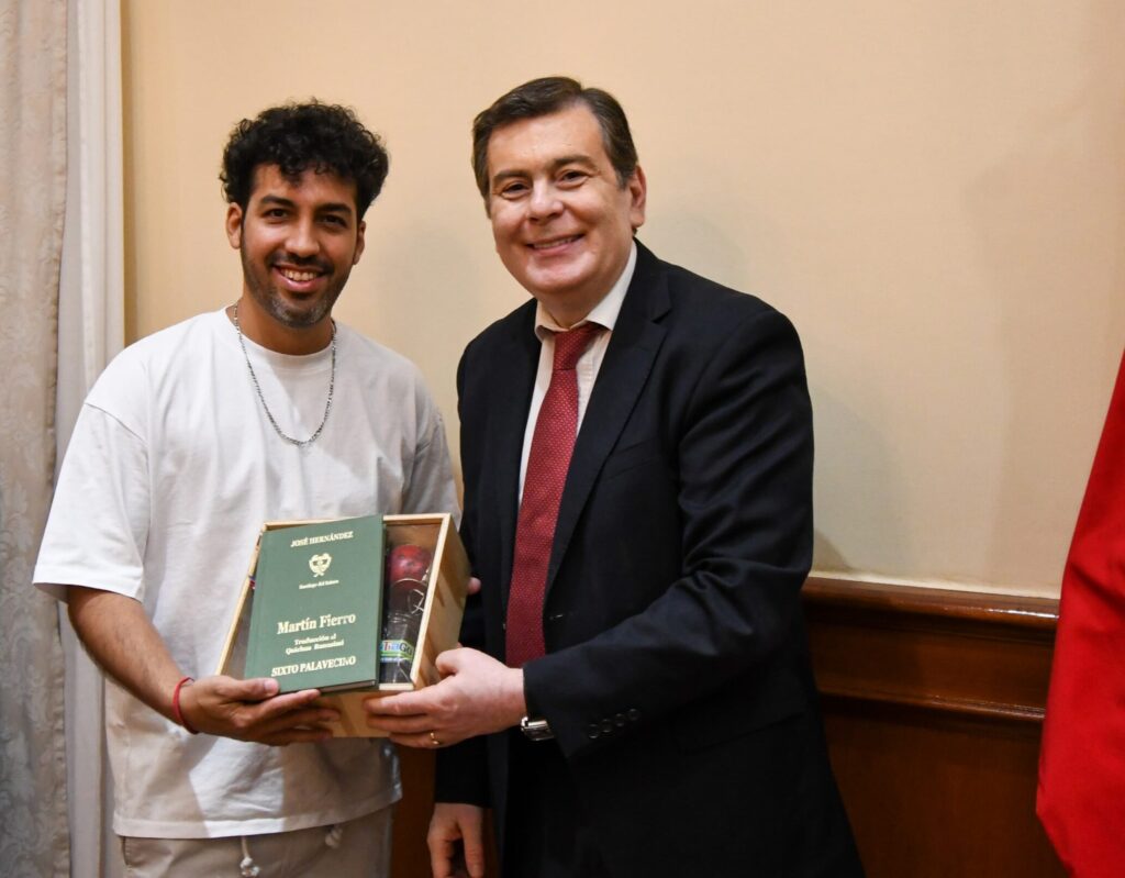 Zamora recibió a Santiago Alvarado, santiagueño ganador en el Latin Grammy 2023