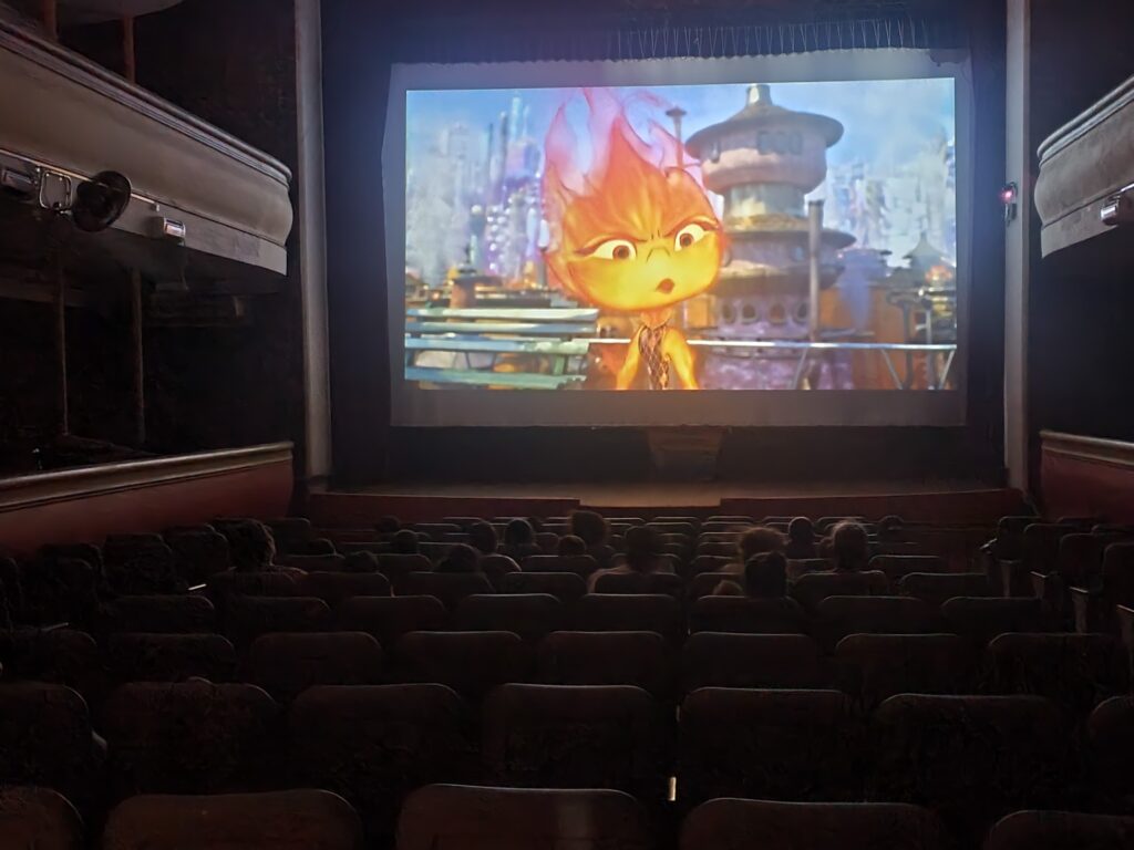 Niños del barrio Villa Nueva disfrutaron de la proyección de una película en el Renzi