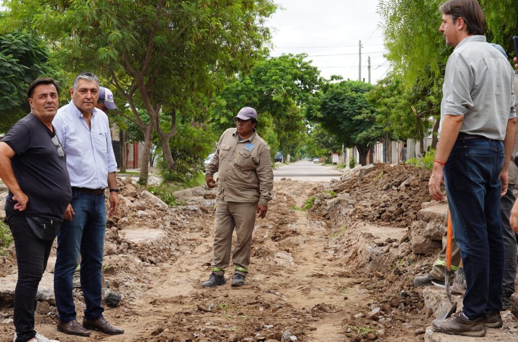 El municipio bandeño refuerza los trabajos de bacheo en el B° 25 Mayo