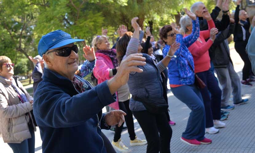 Clase de gimnasia rítmica para adultos mayores en la Plaza Belgrano Clase de gimnasia rítmica para adultos mayores en la Plaza Belgrano