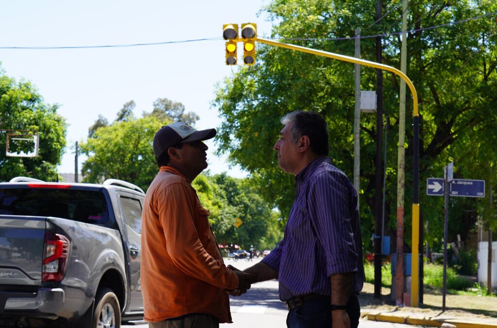 Instalación de semáforos en la intersección de Av. Belgrano y Amadeo Jacques
