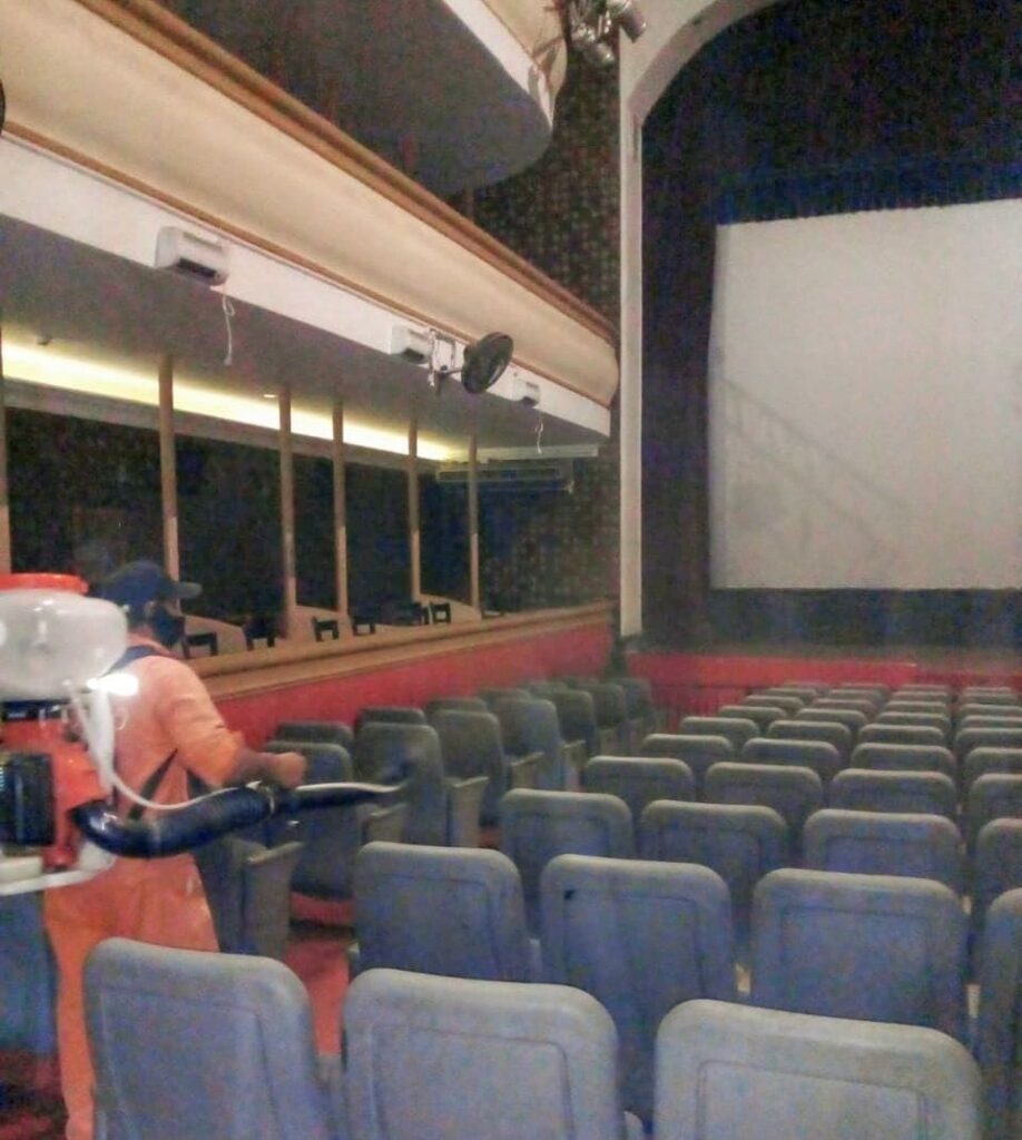 El municipio bandeño fumigó las instalaciones del Cine Teatro Renzi