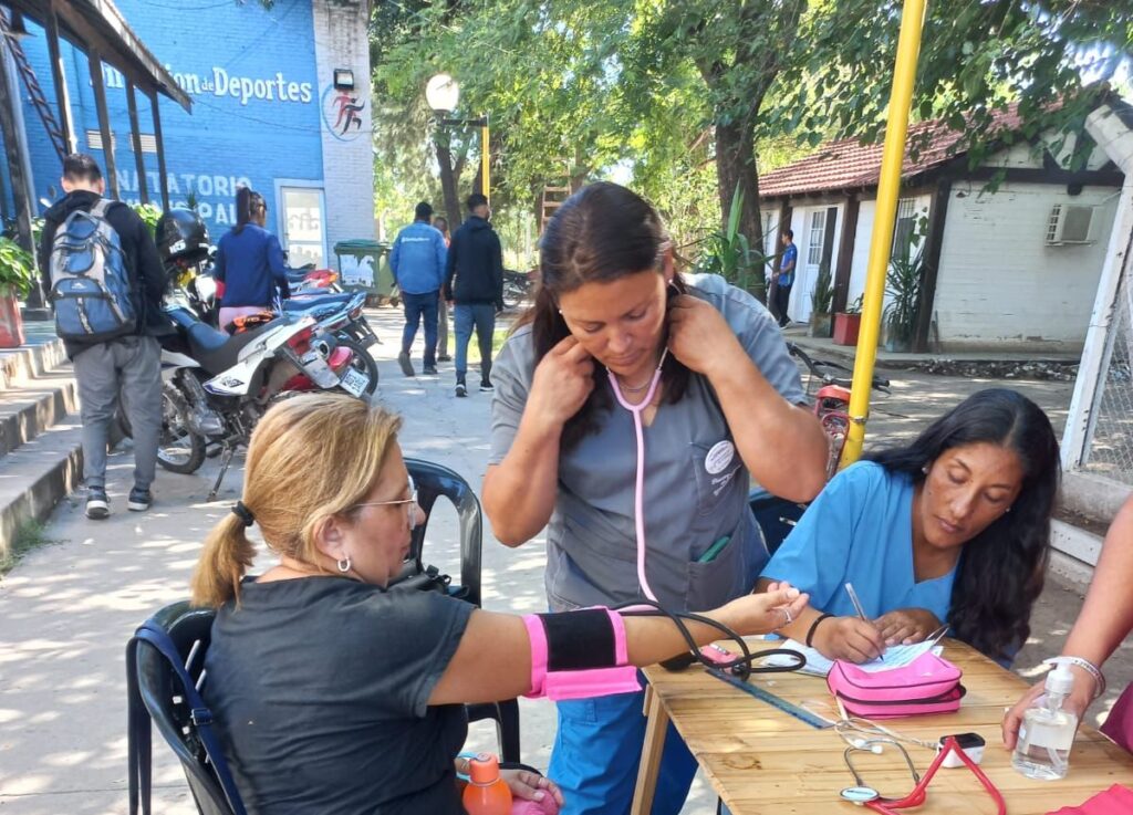 Personal de salud realiza controles de presión arterial y testeos de VIH a adultos mayores