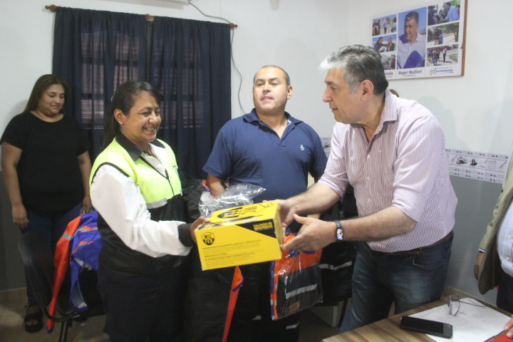 Entregan 800 conjuntos de indumentaria al personal de Tránsito y Transporte