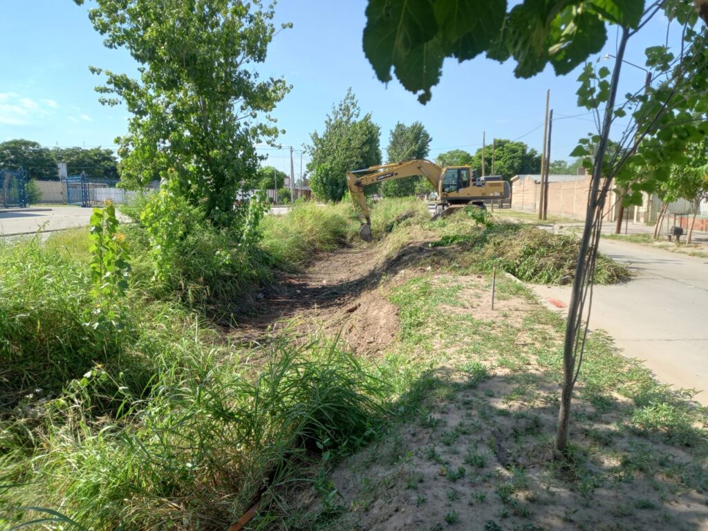 Realizan el mantenimiento de desagües del barrio Campo Contreras