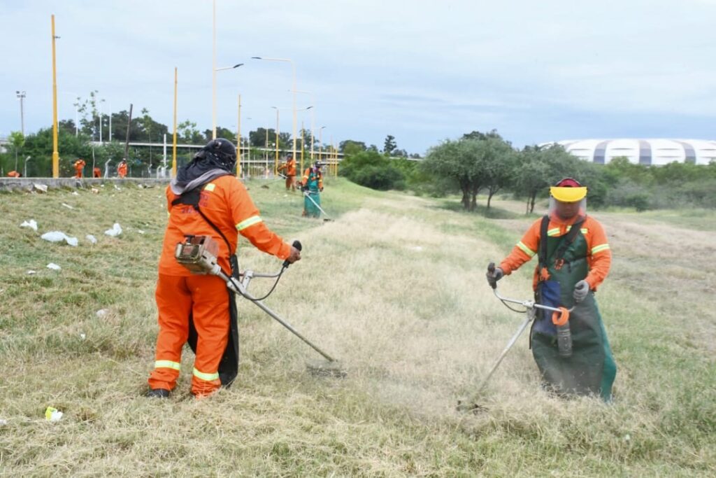 Profundizan tareas de limpieza en espacios verdes de la Capital