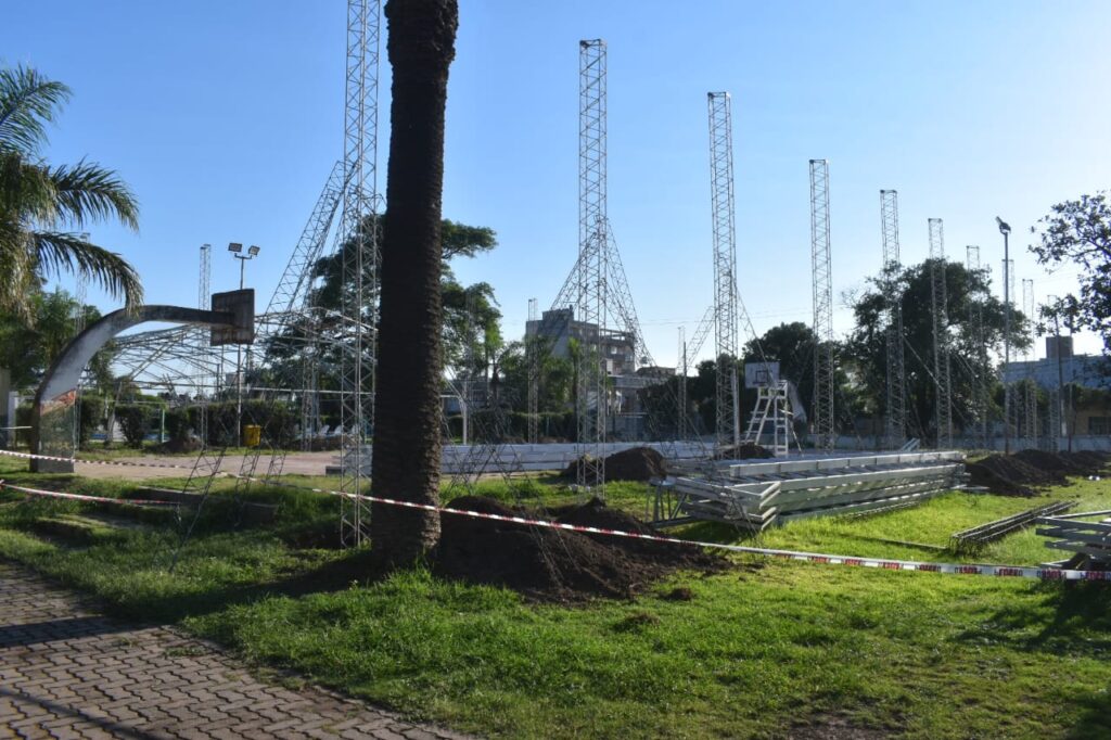 Construyen el techo de la cancha de básquet en el Polideportivo Municipal de Frías