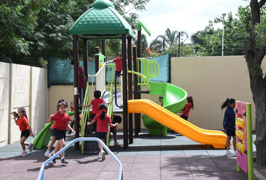 Instalan nuevos juegos en jardines de infantes municipales de la Capital