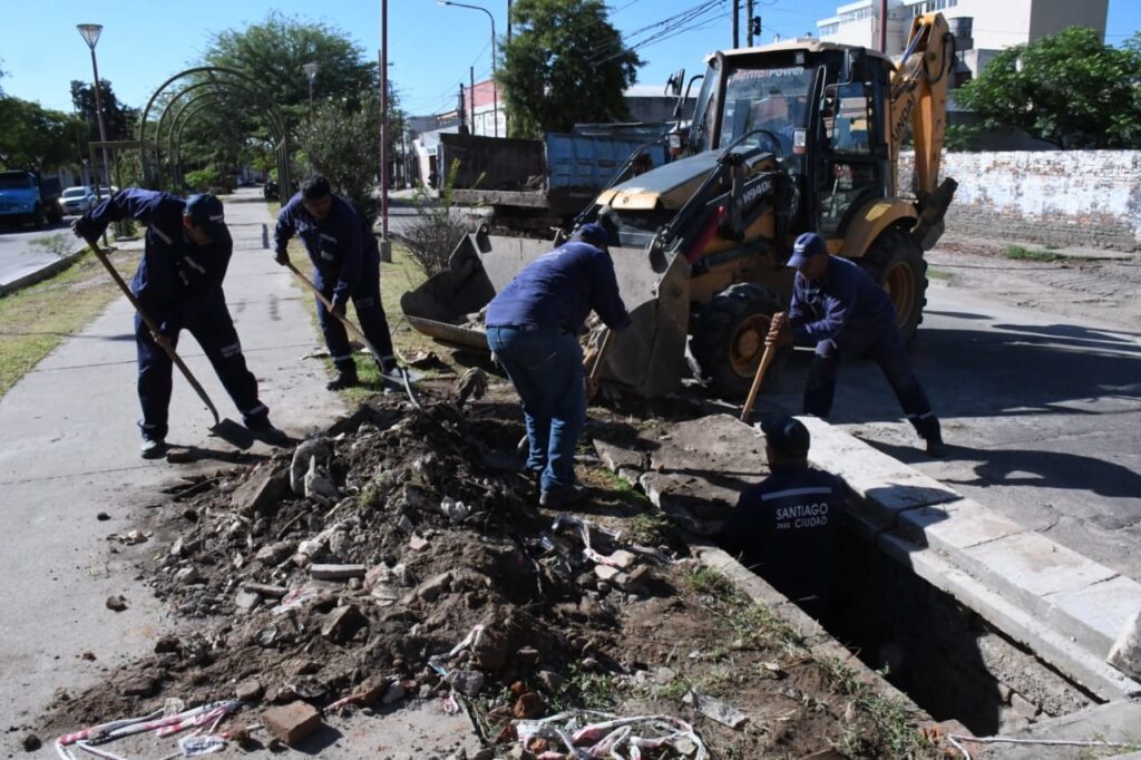 Realizan el mantenimiento de desagües en Capital
