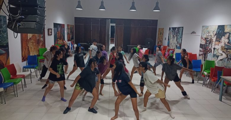 Una gran cantidad de termenses participan de talleres culturales gratuitos