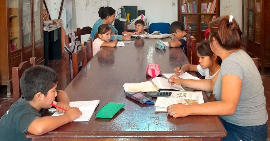Pinto: Dictan clases de apoyo gratuitas a niños de nivel primario