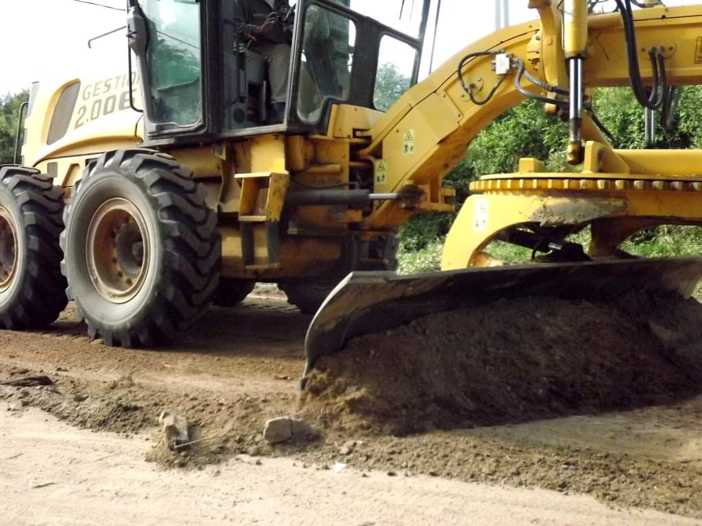 Fernández: Trabajan para mejorar calles en zonas urbanas y caminos vecinales