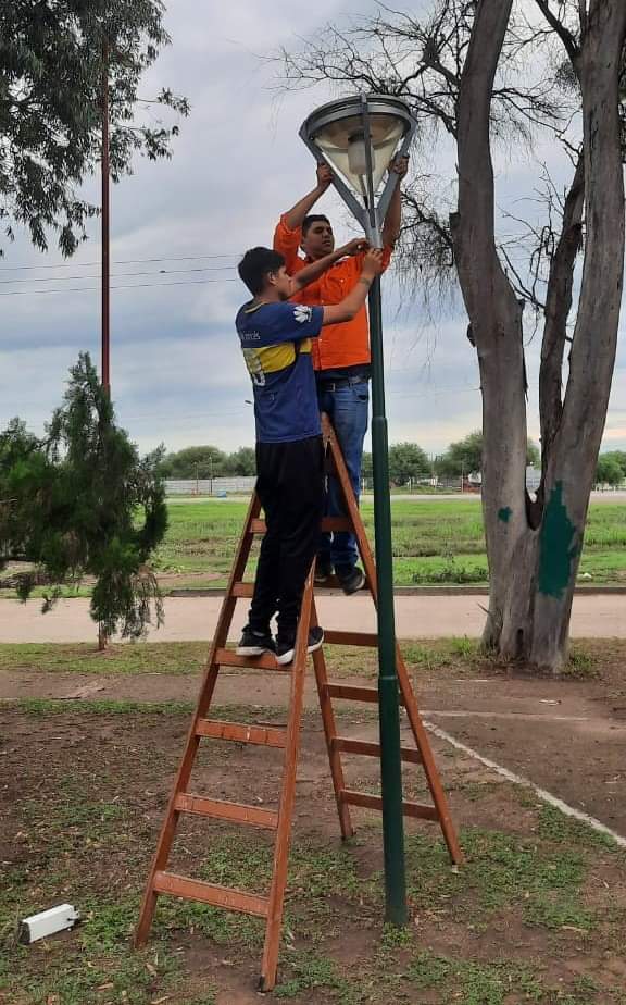 Frías: Renovaron la luminaria de la plazoleta “Presidente de los Poetas”